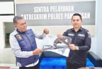 Polres Pamekasan tunjukkan barang bukti kasus pembacokan di desa Rek-Kerek.