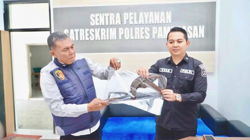Polres Pamekasan tunjukkan barang bukti kasus pembacokan di desa Rek-Kerek.