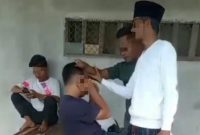 Hasil tangkap layar, seorang pria diduga pelaku pencurian beras diamankan warga di Desa Pengurayan, Proppo, Pamekasan, Rabu (25/03/2026). (Istimewa)