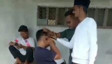 Hasil tangkap layar, seorang pria diduga pelaku pencurian beras diamankan warga di Desa Pengurayan, Proppo, Pamekasan, Rabu (25/03/2026). (Istimewa)