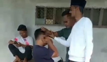 Hasil tangkap layar, seorang pria diduga pelaku pencurian beras diamankan warga di Desa Pengurayan, Proppo, Pamekasan, Rabu (25/03/2026). (Istimewa)