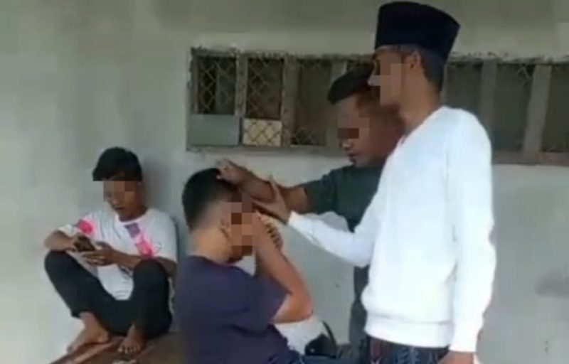 Hasil tangkap layar, seorang pria diduga pelaku pencurian beras diamankan warga di Desa Pengurayan, Proppo, Pamekasan, Rabu (25/03/2026). (Istimewa)