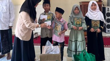 Tak Hanya Bantuan, Ansari Beri Motivasi Anak Yatim Saat Salurkan Zakat di Pamekasan