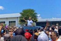 Warga Madura sambut kepulangan haji Her dari pemeriksaan KPK, Minggu (12/4/2026).