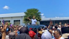 Warga Madura sambut kepulangan haji Her dari pemeriksaan KPK, Minggu (12/4/2026).