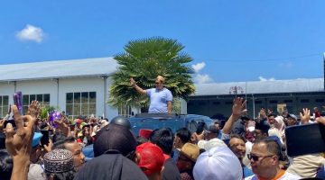 Warga Madura sambut kepulangan haji Her dari pemeriksaan KPK, Minggu (12/4/2026).