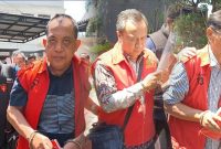 Tiga pejabat dinas ESDM Jawa Timur ditetapkan tersangka pungli Perizinan oleh Kejati, Jumat (17/4/2026).