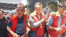 Tiga pejabat dinas ESDM Jawa Timur ditetapkan tersangka pungli Perizinan oleh Kejati, Jumat (17/4/2026).