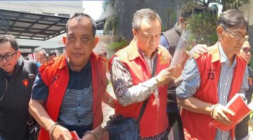 Tiga pejabat dinas ESDM Jawa Timur ditetapkan tersangka pungli Perizinan oleh Kejati, Jumat (17/4/2026).