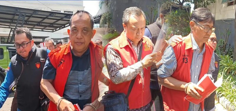 Tiga pejabat dinas ESDM Jawa Timur ditetapkan tersangka pungli Perizinan oleh Kejati, Jumat (17/4/2026).