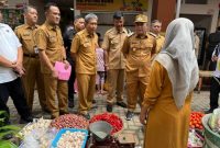 Wakil Bupati Pamekasan H. Sukriyanto saat sidak ke Pasar Kolpajung, guna memastikan stabilitas harga pangan