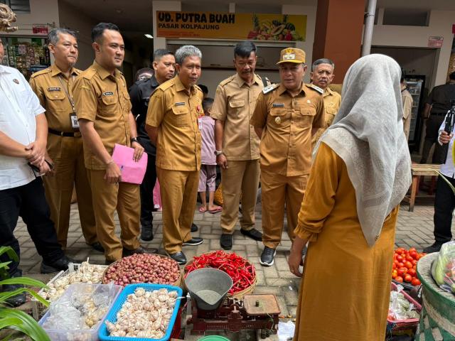 Wakil Bupati Pamekasan H. Sukriyanto saat sidak ke Pasar Kolpajung, guna memastikan stabilitas harga pangan