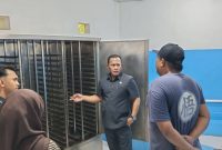 Wakil Bupati Pamekasan, Sukriyanto, saat melakukan sidak dapur Program Makan Bergizi Gratis (MBG) di Desa Pademawu Timur untuk memastikan standar kebersihan dan keamanan pangan terpenuhi.