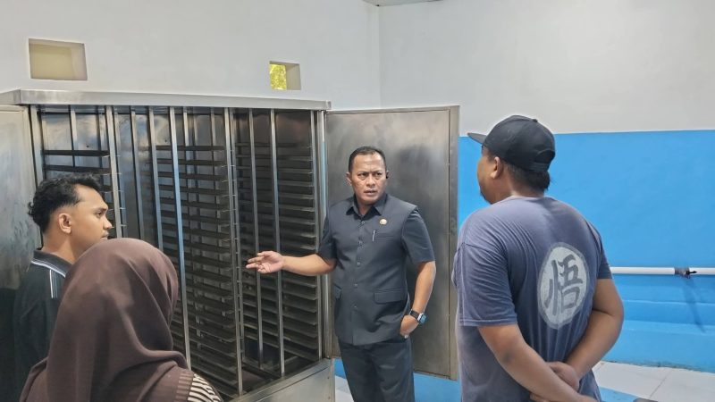 Wakil Bupati Pamekasan, Sukriyanto, saat melakukan sidak dapur Program Makan Bergizi Gratis (MBG) di Desa Pademawu Timur untuk memastikan standar kebersihan dan keamanan pangan terpenuhi.