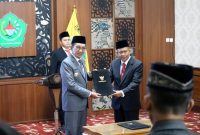 Bupati Pamekasan Kholilurrahman saat melantik Taufikurrahman sebagai Sekretaris Daerah definitif di Pendopo Ronggosukowati.