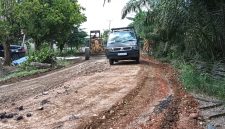 Tak kunjung diperbaiki jalan di tabir masyarakat terpaksa swadaya masyarakat 