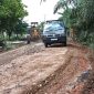 Tak kunjung diperbaiki jalan di tabir masyarakat terpaksa swadaya masyarakat 