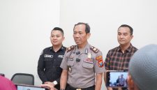 Kapolsek Tlanakan saat melakukan konfrensi pers terkait penggelapan motor Honda Scoopy di wilayah Pamekasan.