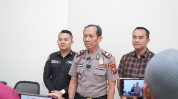 Kapolsek Tlanakan saat melakukan konfrensi pers terkait penggelapan motor Honda Scoopy di wilayah Pamekasan.