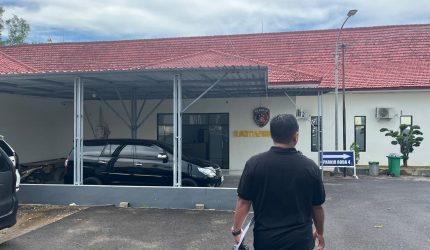 Lutfiadi, Pengusaha asal Pamekasan sekaligus korban penipuan yang mencatut nama TNI saat melapor ke Mapolres Pamekasan, Senin (6/4/2026).