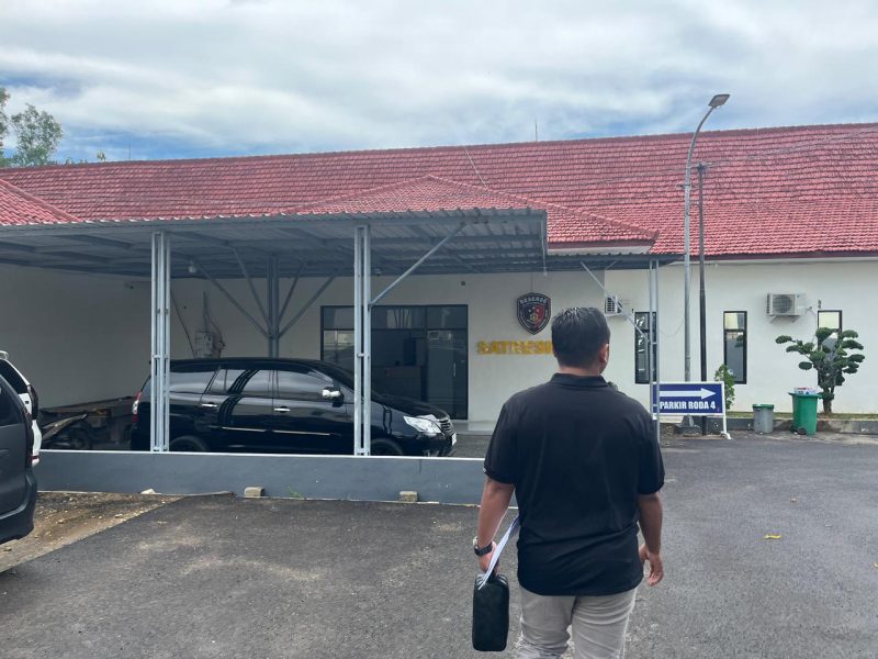 Lutfiadi, Pengusaha asal Pamekasan sekaligus korban penipuan yang mencatut nama TNI saat melapor ke Mapolres Pamekasan, Senin (6/4/2026).