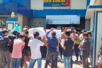 Aksi Forum Mahasiswa Pantura (Formatur) saat menyuarakan dugaan lemahnya pengawasan peredaran pita cukai ilegal di depan Kantor Bea Culai Madura.