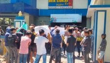 Aksi Forum Mahasiswa Pantura (Formatur) saat menyuarakan dugaan lemahnya pengawasan peredaran pita cukai ilegal di depan Kantor Bea Culai Madura.