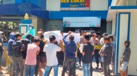 Aksi Forum Mahasiswa Pantura (Formatur) saat menyuarakan dugaan lemahnya pengawasan peredaran pita cukai ilegal di depan Kantor Bea Culai Madura.