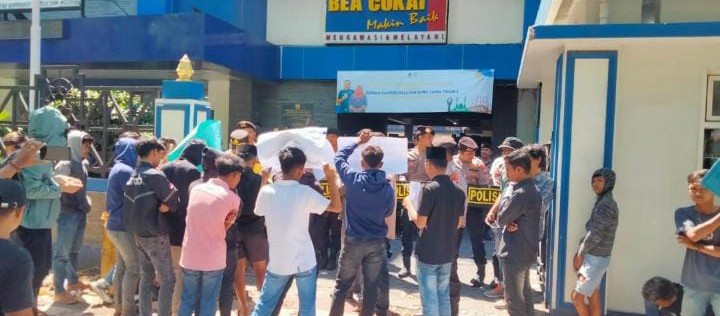 Aksi Forum Mahasiswa Pantura (Formatur) saat menyuarakan dugaan lemahnya pengawasan peredaran pita cukai ilegal di depan Kantor Bea Culai Madura.
