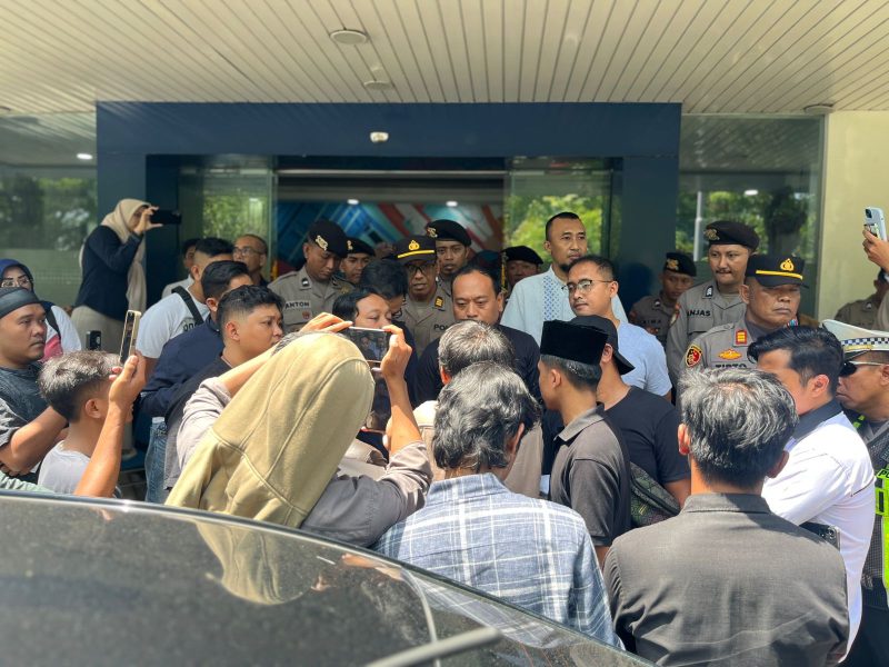 Massa Forum Mahasiswa Pantura (Formatur) membawa tuntutan dan daftar perusahaan rokok yang disebut masuk radar pengawasan dalam aksi di Madura.