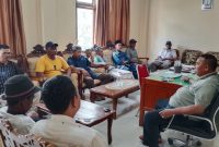 Warga tagih janji pemerintah di kantor camat 