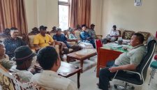 Warga tagih janji pemerintah di kantor camat 