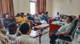 Warga tagih janji pemerintah di kantor camat 