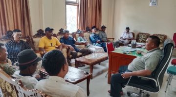 Warga tagih janji pemerintah di kantor camat 