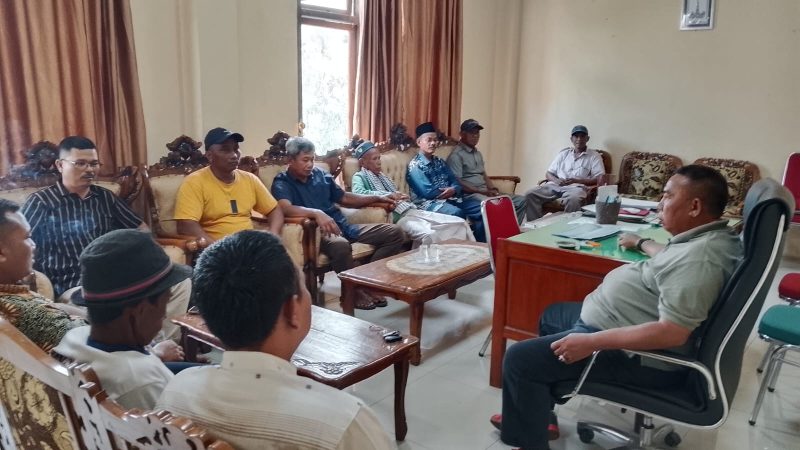 Warga tagih janji pemerintah di kantor camat 