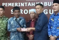 SAD terima Biaya Pengobatan dari Manajemen PT SAL sekaligus denda ADat dan komitmen tidak akan terulang kejadian serupa 