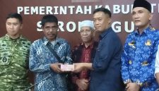 SAD terima Biaya Pengobatan dari Manajemen PT SAL sekaligus denda ADat dan komitmen tidak akan terulang kejadian serupa 