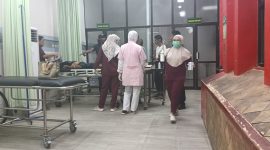 Korban kecelakaan kerja di proyek rekonstruksi Bank Jatim Cabang Sumenep saat dilarikan ke RSUD dr. H. Moh. Anwar Sumenep untuk mendapatkan penanganan medis, Sabtu (18/4/2026).