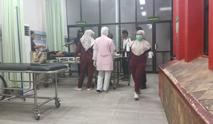 Korban kecelakaan kerja di proyek rekonstruksi Bank Jatim Cabang Sumenep saat dilarikan ke RSUD dr. H. Moh. Anwar Sumenep untuk mendapatkan penanganan medis, Sabtu (18/4/2026).