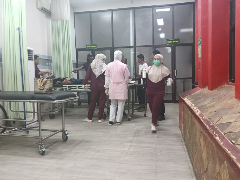 Korban kecelakaan kerja di proyek rekonstruksi Bank Jatim Cabang Sumenep saat dilarikan ke RSUD dr. H. Moh. Anwar Sumenep untuk mendapatkan penanganan medis, Sabtu (18/4/2026).