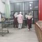 Korban kecelakaan kerja di proyek rekonstruksi Bank Jatim Cabang Sumenep saat dilarikan ke RSUD dr. H. Moh. Anwar Sumenep untuk mendapatkan penanganan medis, Sabtu (18/4/2026).