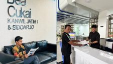 Aktivis Famas-Mahardika menyerahkan surat aksi demo ke Kanwil Bea Cukai Jatim, kamis (23/4/2026).