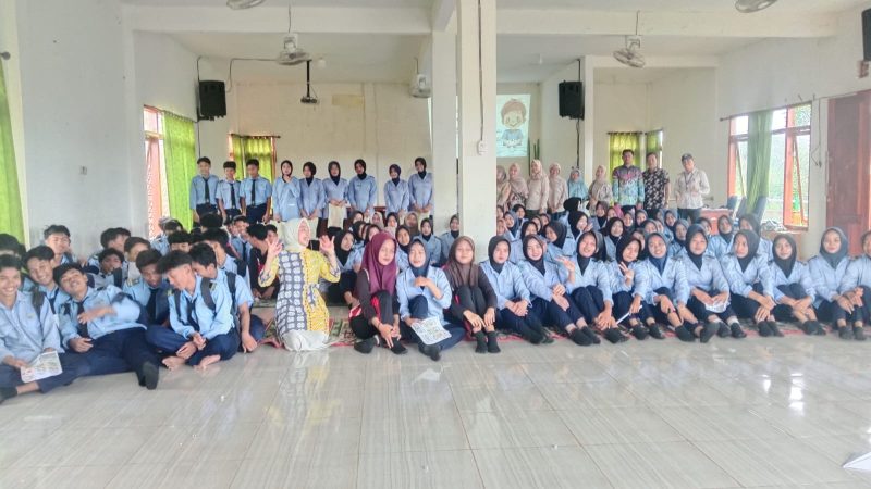 SPPG Arjasa Kalinganyar memberikan edukasi CTPS kepada peserta didik SMK Al Hidayah di Kantor MWC NU setempat, kamis (23/4/2026).