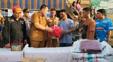 Arungi Sungai Deras, Bupati H M Syukur Salurkan Bantuan Banjir