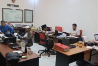 Empat warga korban dugaan perusakan lahan di Desa Bulangan Barat saat memenuhi panggilan penyidik Polres Pamekasan untuk menjalani pemeriksaan.