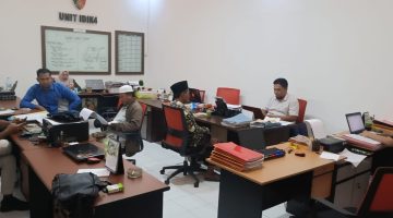 Empat warga korban dugaan perusakan lahan di Desa Bulangan Barat saat memenuhi panggilan penyidik Polres Pamekasan untuk menjalani pemeriksaan.