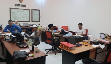 Empat warga korban dugaan perusakan lahan di Desa Bulangan Barat saat memenuhi panggilan penyidik Polres Pamekasan untuk menjalani pemeriksaan.