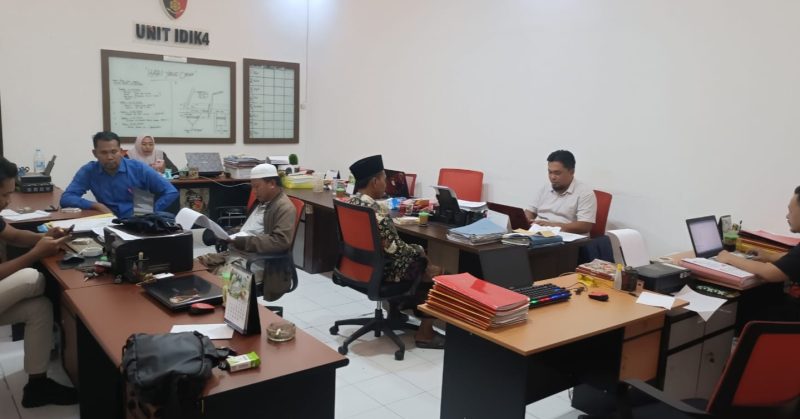 Empat warga korban dugaan perusakan lahan di Desa Bulangan Barat saat memenuhi panggilan penyidik Polres Pamekasan untuk menjalani pemeriksaan.