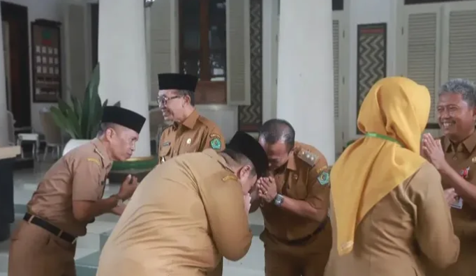 Bupati, Wabup hingga Sekda Pamekasan saat menerima tamu halal bihalal di Mandhapa Aghung Ronggosukowati Pamekasan, 30/03/2026.