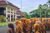 Pemkab Pamekasan melakukan apel pagi perdana tahun 2026 di halaman kantor Bupati, kamis (5/1/2026).